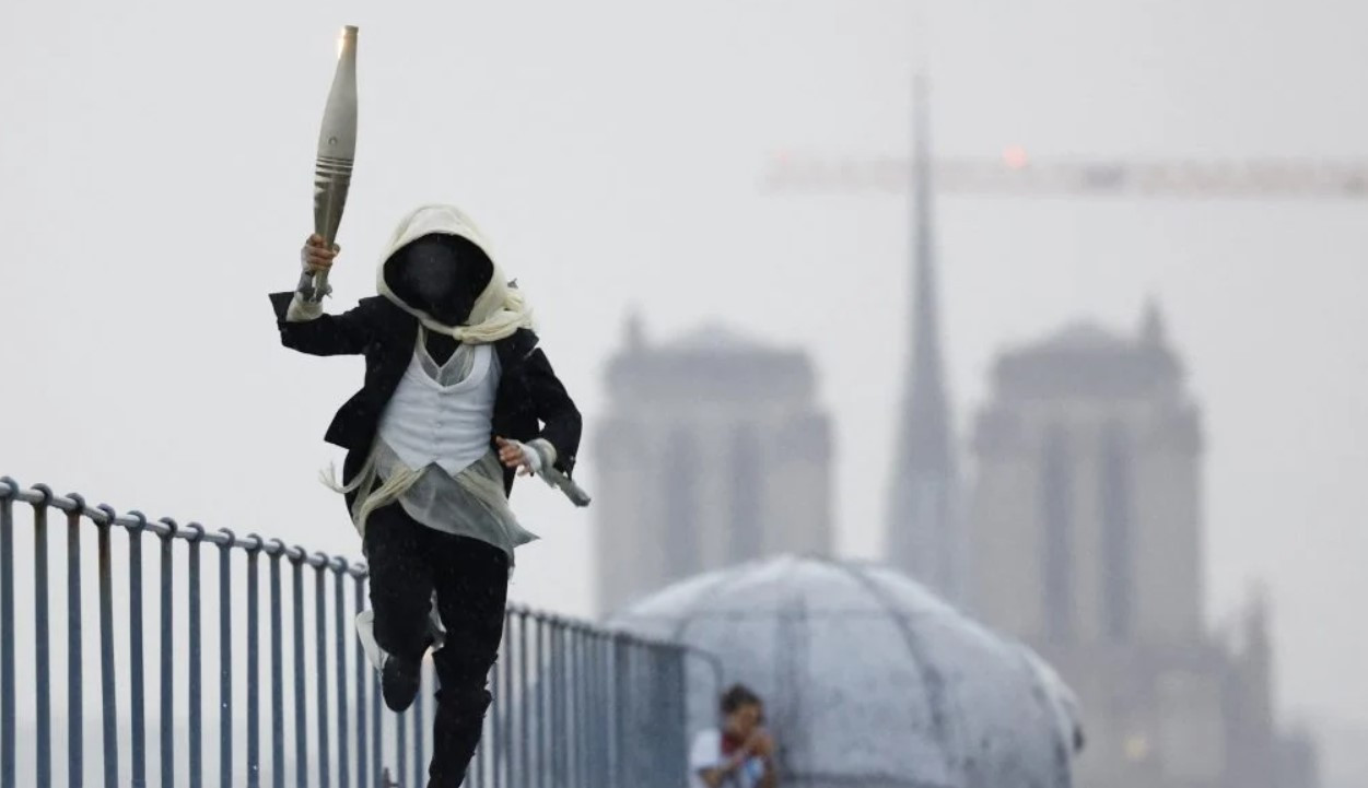 Olimpijska baklja u rukama Assassin's Creed junaka: Francuska vlada odala počast kompaniji Ubisoft